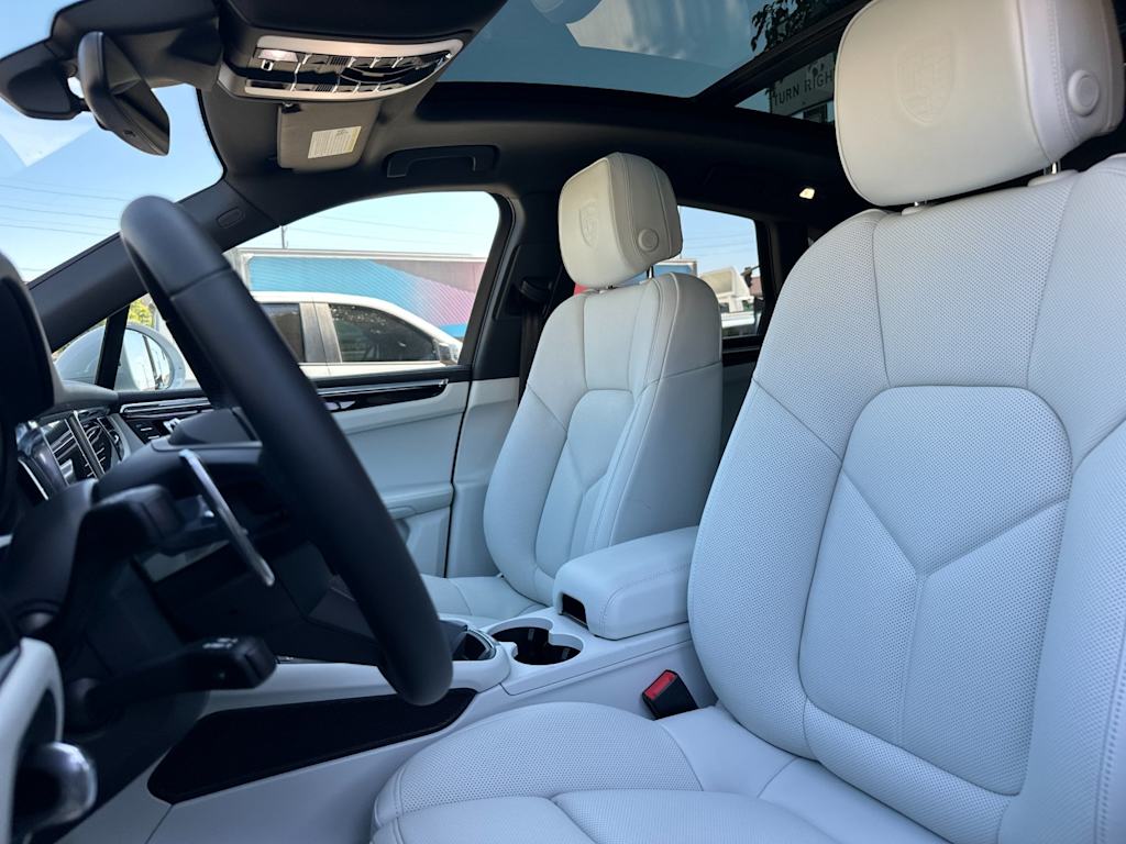 Thumbnail: 2026 Porsche Macan - 10