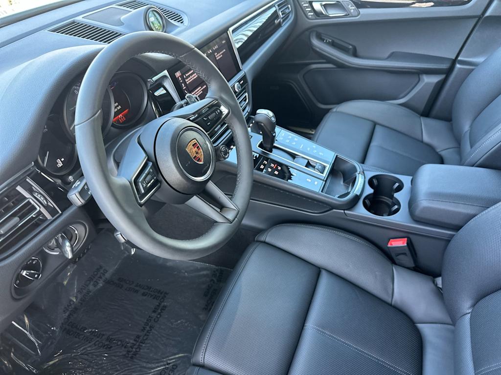 Thumbnail: 2026 Porsche Macan - 10