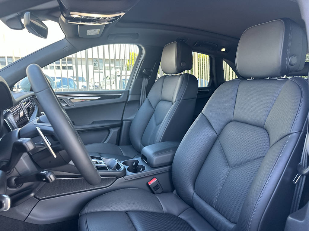 Thumbnail: 2026 Porsche Macan - 11