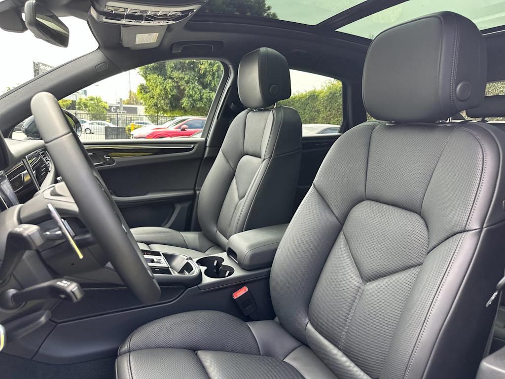 Thumbnail: 2026 Porsche Macan - 9