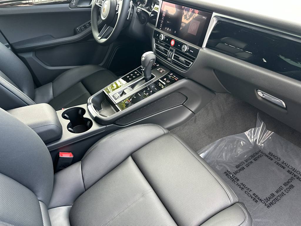 Thumbnail: 2026 Porsche Macan - 12