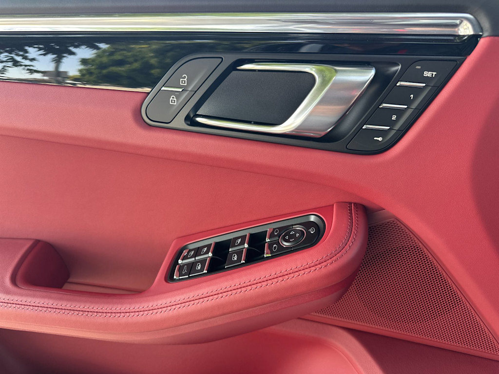 Thumbnail: 2026 Porsche Macan - 22