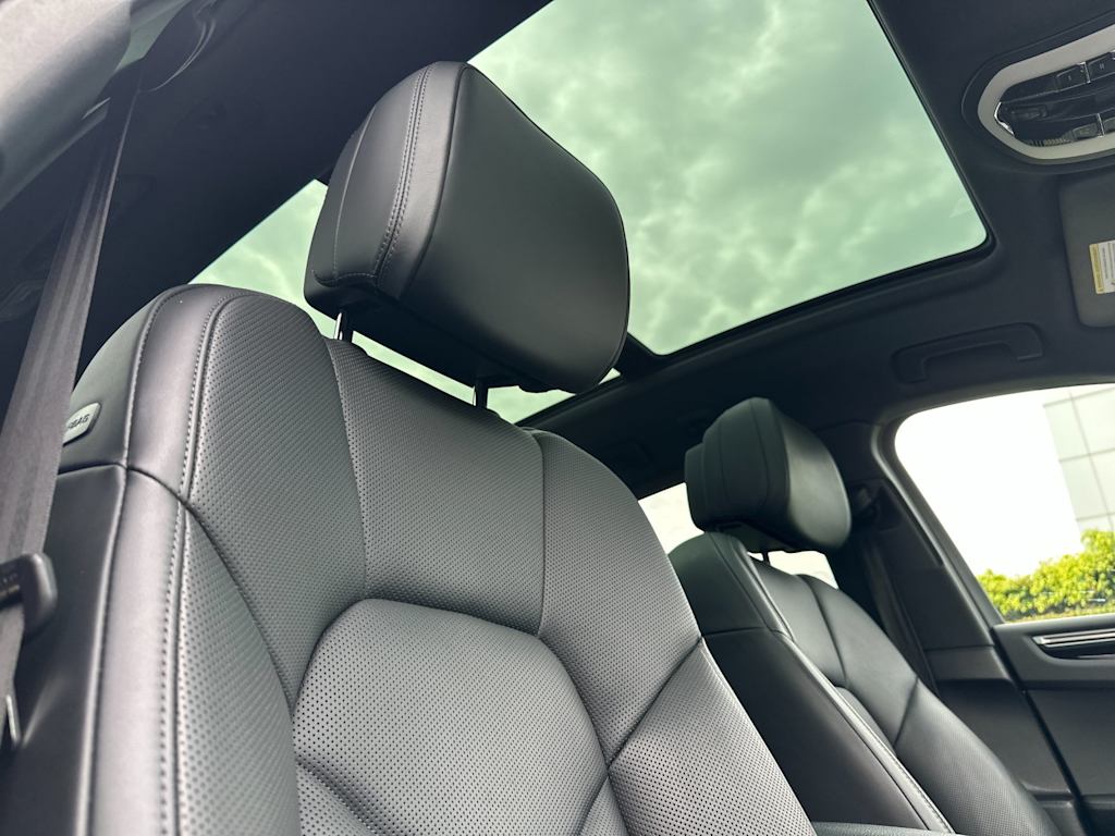 Thumbnail: 2023 Porsche Macan - 25