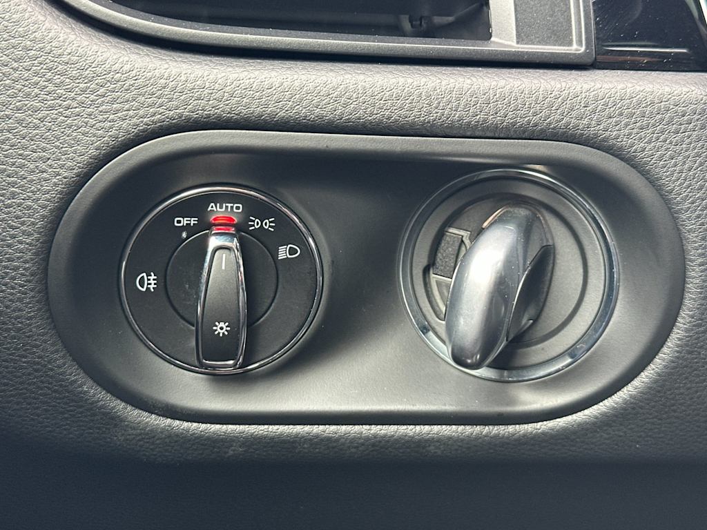 Thumbnail: 2023 Porsche Macan - 33