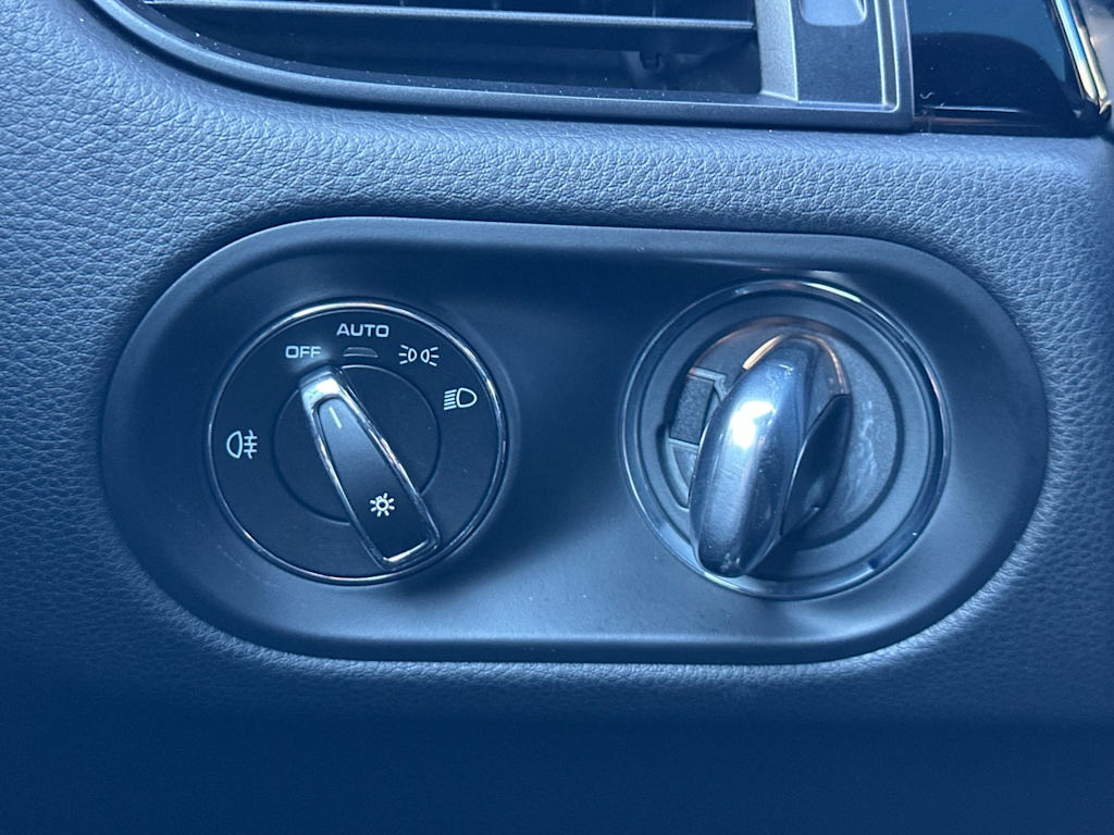 Thumbnail: 2023 Porsche Macan - 32