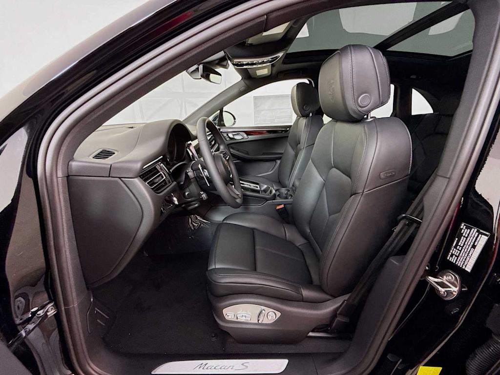 Thumbnail: 2026 Porsche Macan - 9