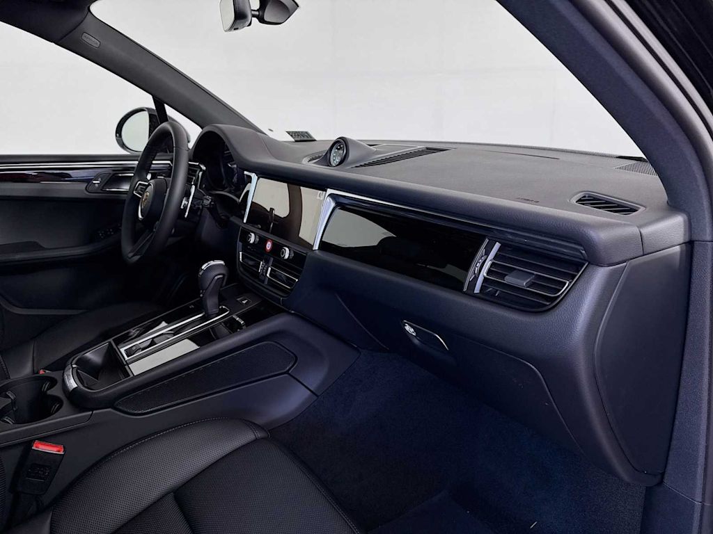 Thumbnail: 2026 Porsche Macan - 25