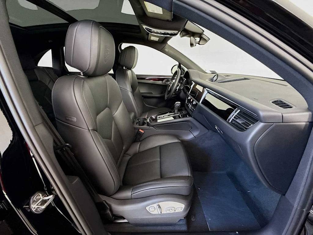 Thumbnail: 2026 Porsche Macan - 49
