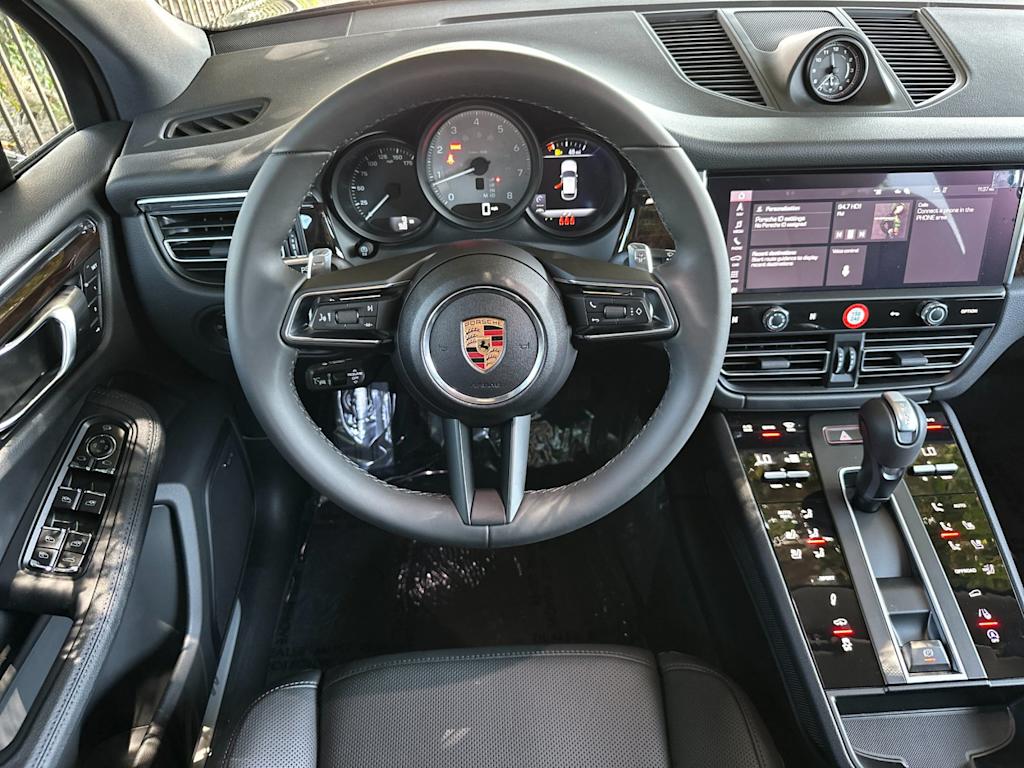 Thumbnail: 2026 Porsche Macan - 12