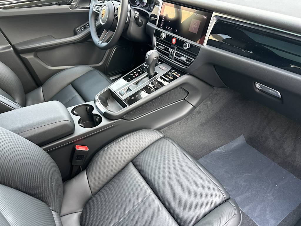Thumbnail: 2026 Porsche Macan - 12