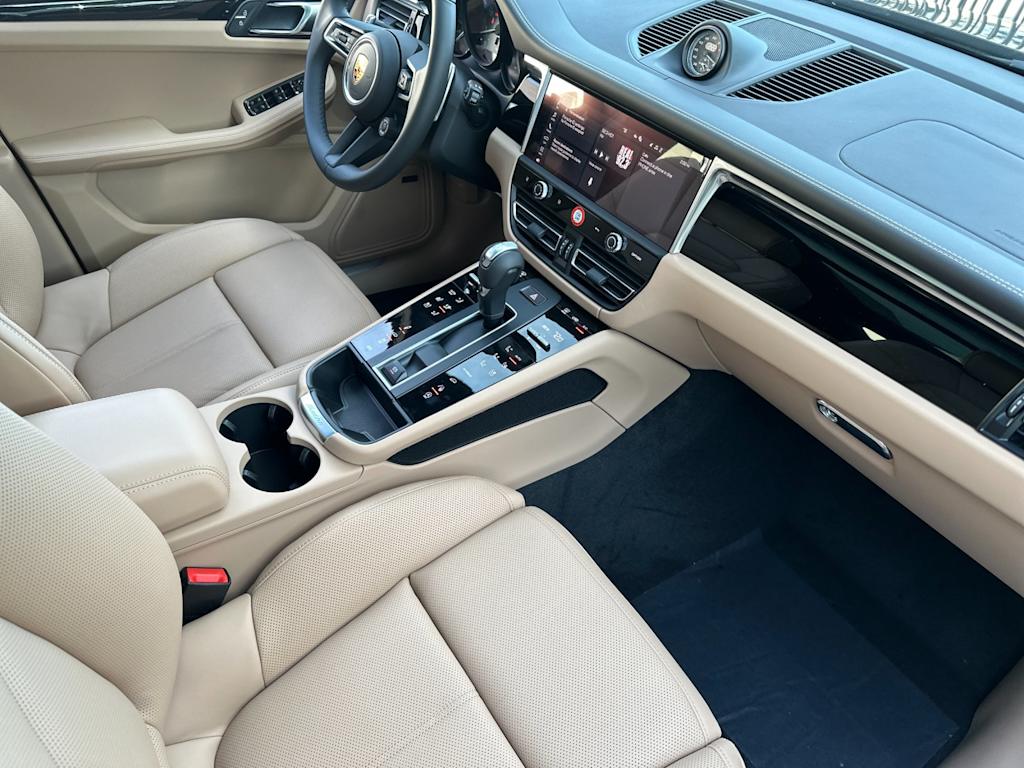 Thumbnail: 2026 Porsche Macan - 12