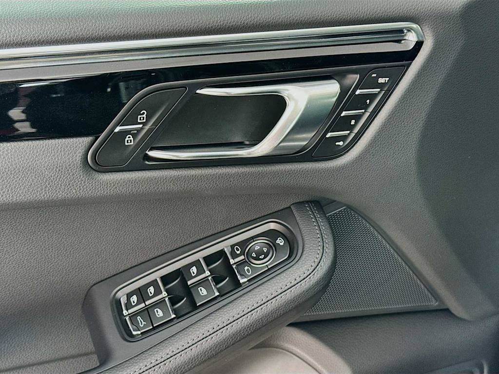 Thumbnail: 2026 Porsche Macan - 21