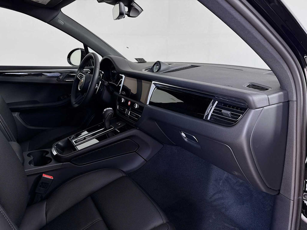 Thumbnail: 2026 Porsche Macan - 25