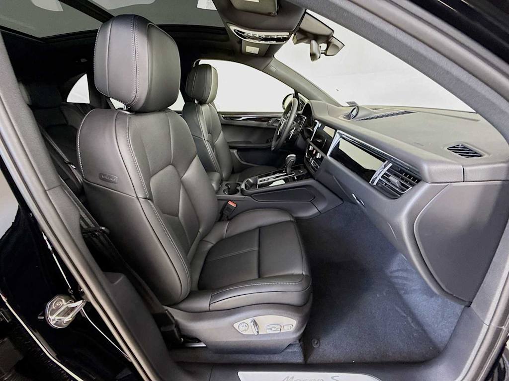 Thumbnail: 2026 Porsche Macan - 10