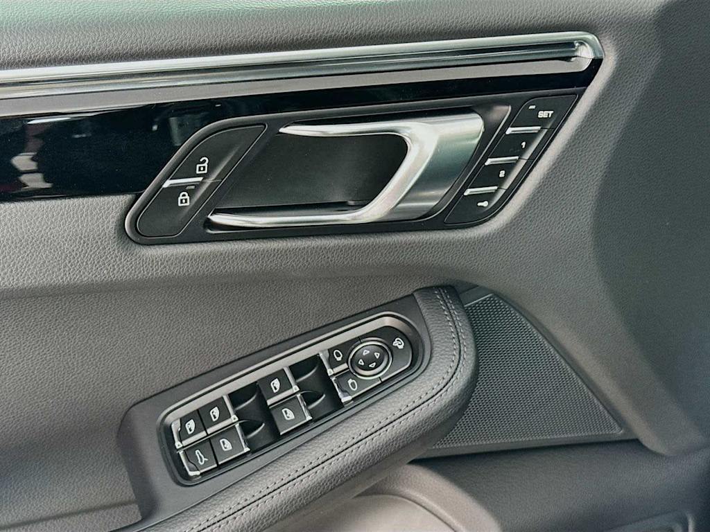 Thumbnail: 2026 Porsche Macan - 42