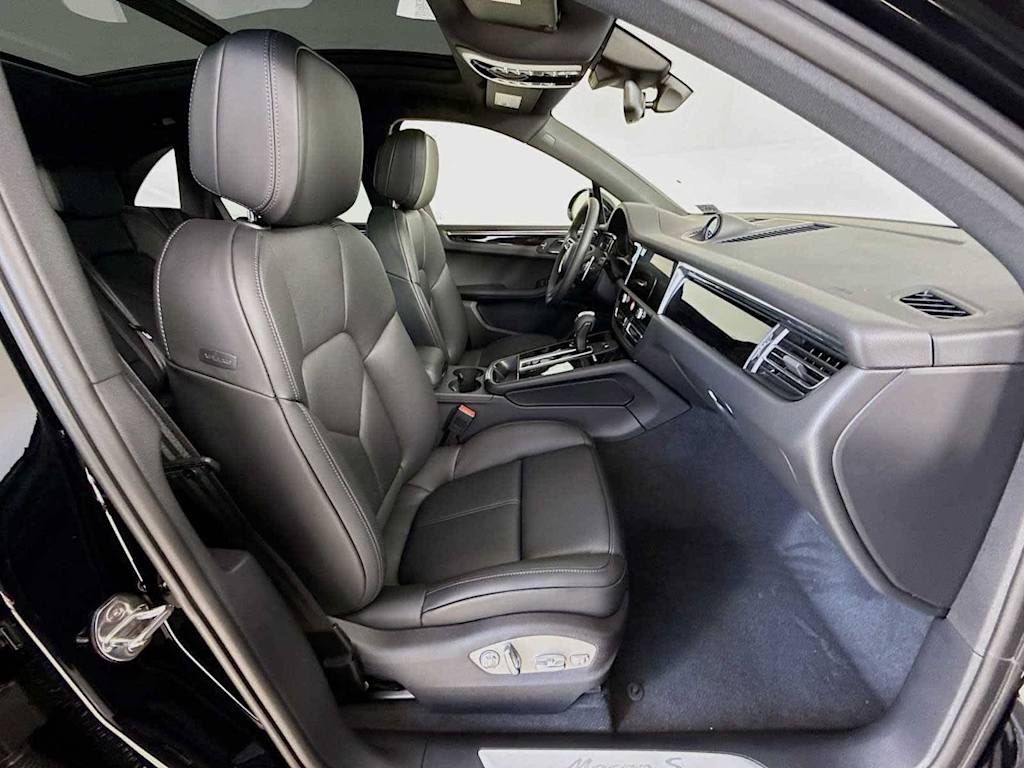 Thumbnail: 2026 Porsche Macan - 49