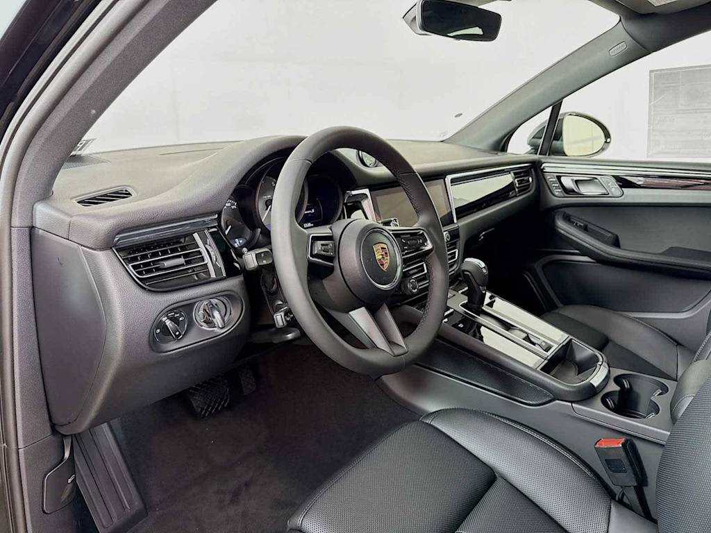 Thumbnail: 2026 Porsche Macan - 32