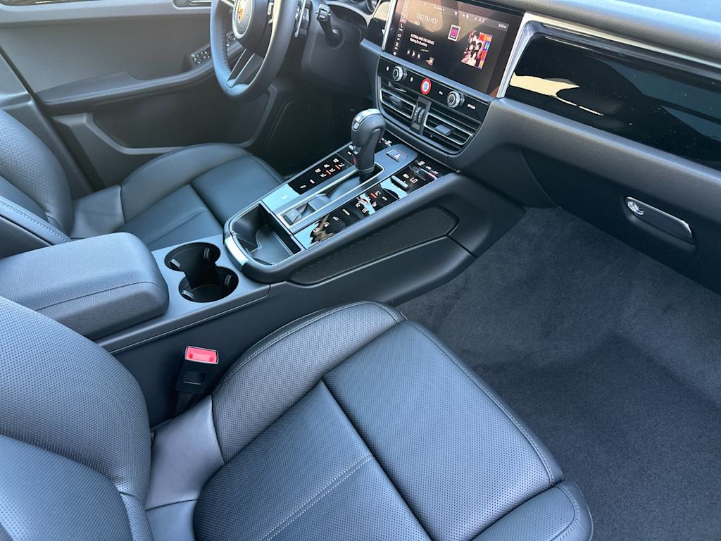 Thumbnail: 2026 Porsche Macan - 13