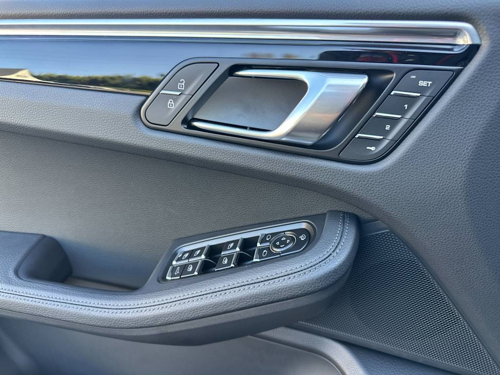 Thumbnail: 2026 Porsche Macan - 23