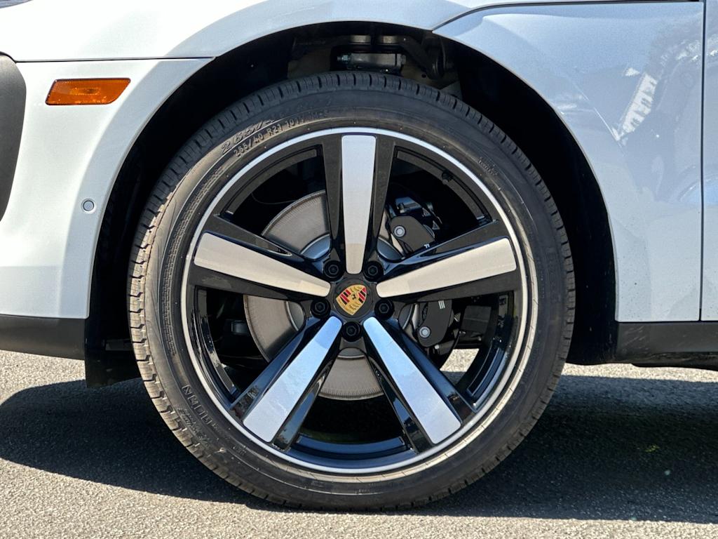 Thumbnail: 2026 Porsche Macan - 8
