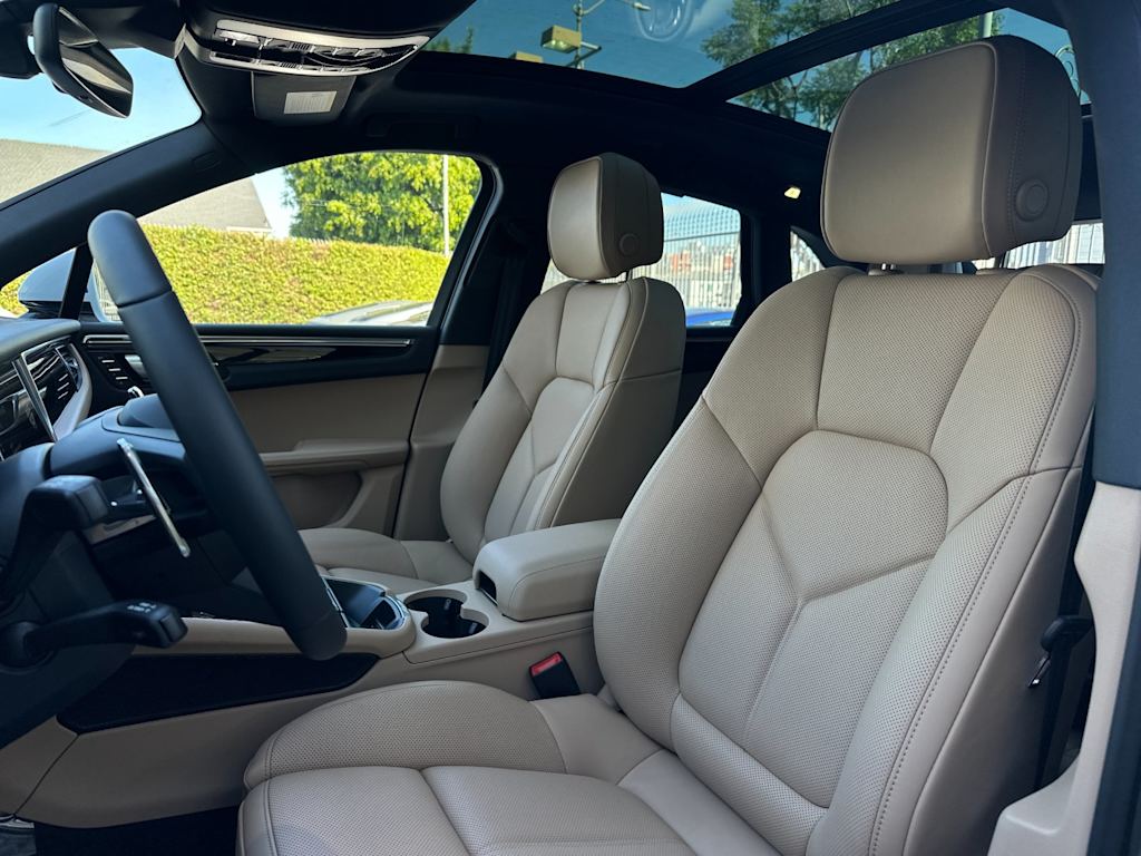 Thumbnail: 2026 Porsche Macan - 10