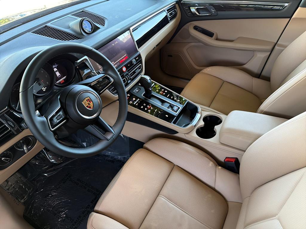 Thumbnail: 2026 Porsche Macan - 10