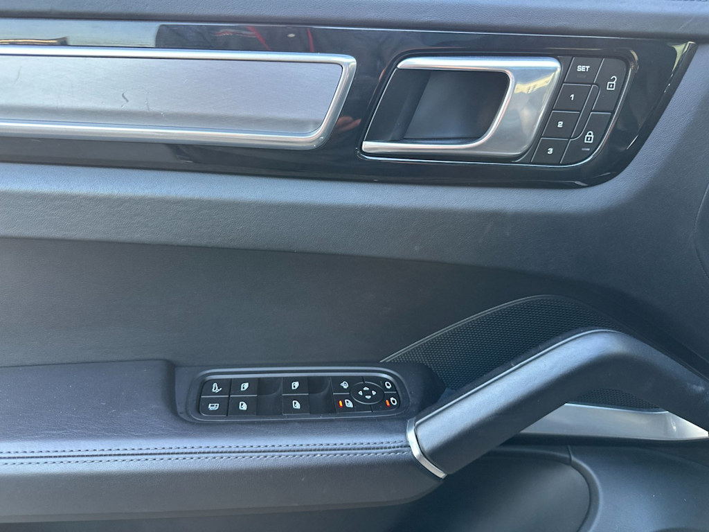 Thumbnail: 2023 Porsche Cayenne - 24