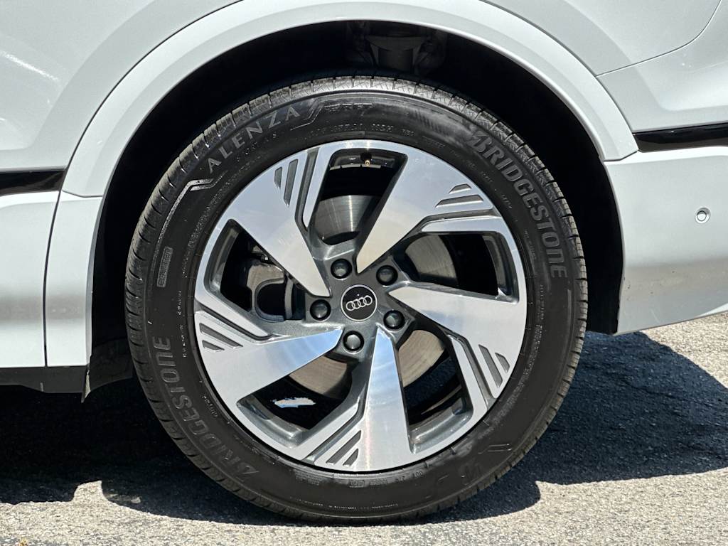Thumbnail: 2025 Audi Q6 e-tron - 6