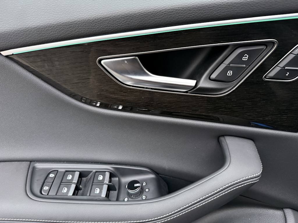 Thumbnail: 2025 Audi Q8 - 18