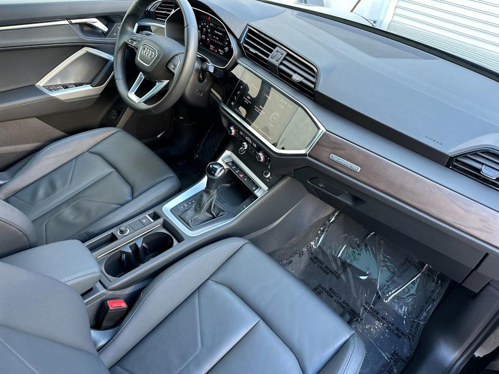 Thumbnail: 2025 Audi Q3 - 10