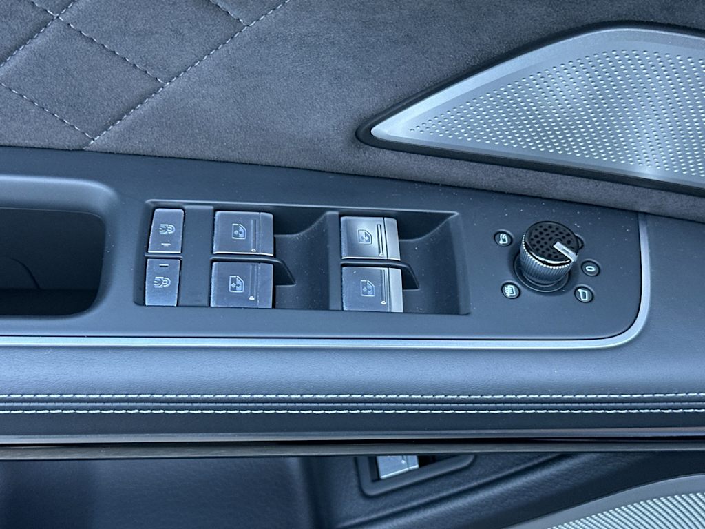 Thumbnail: 2024 Audi S8 - 21