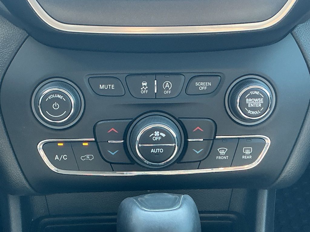 Thumbnail: 2020 Jeep Cherokee - 33