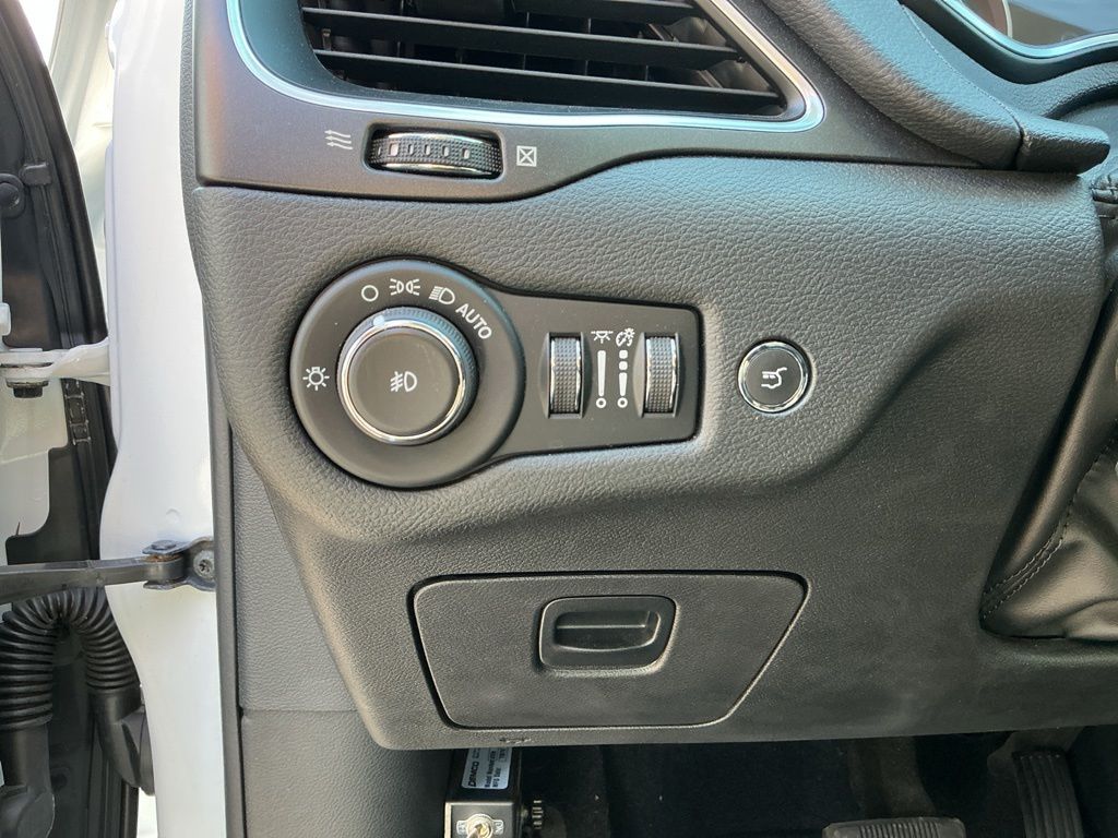 Thumbnail: 2020 Jeep Cherokee - 22