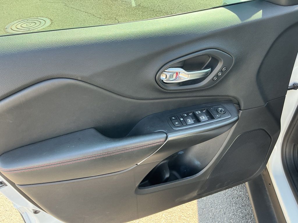 Thumbnail: 2020 Jeep Cherokee - 23