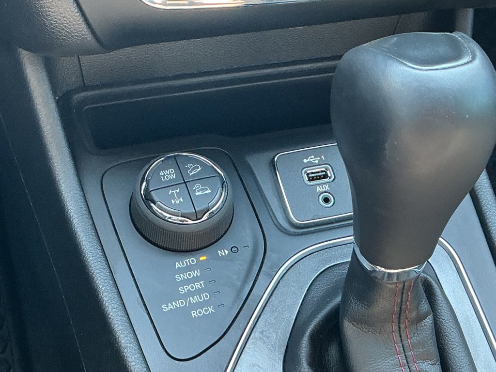 Thumbnail: 2020 Jeep Cherokee - 32