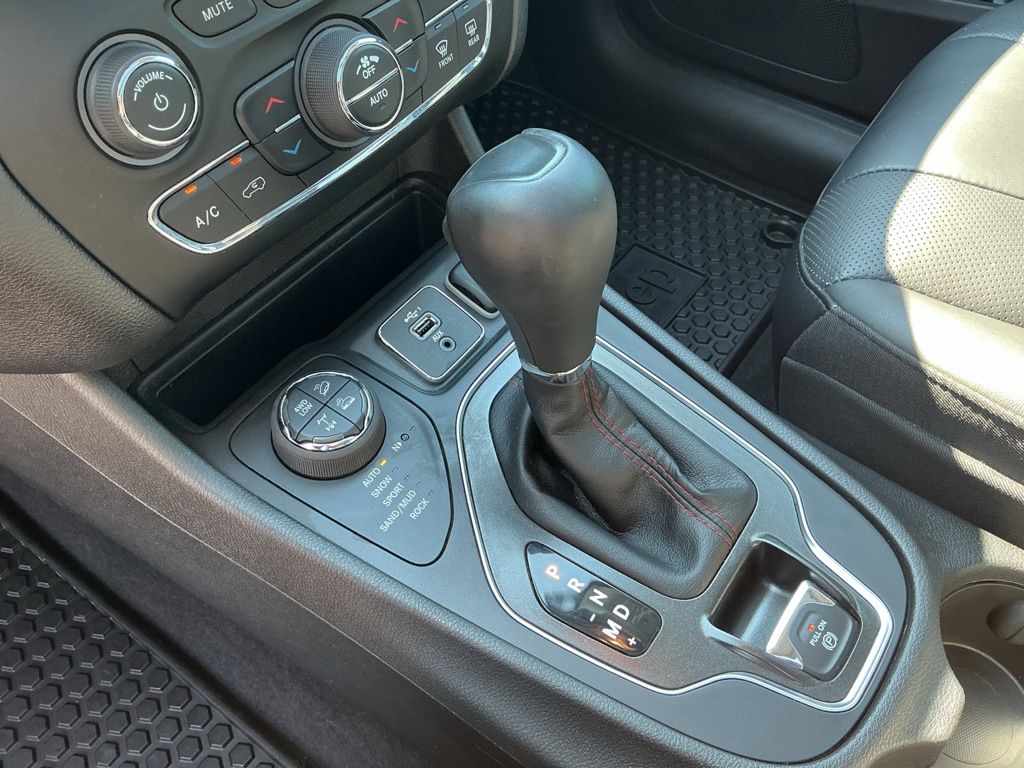Thumbnail: 2020 Jeep Cherokee - 14