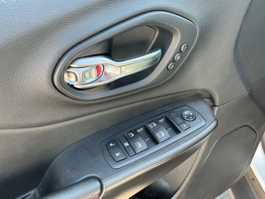 Thumbnail: 2020 Jeep Cherokee - 24