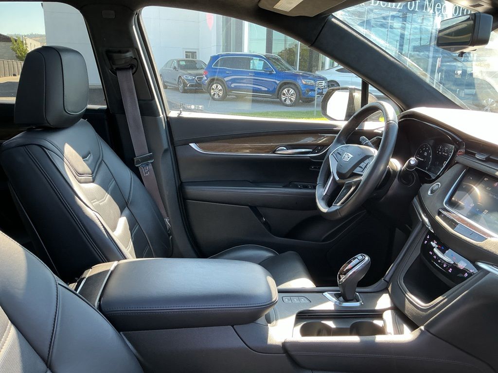 Thumbnail: 2017 Cadillac XT5 - 10