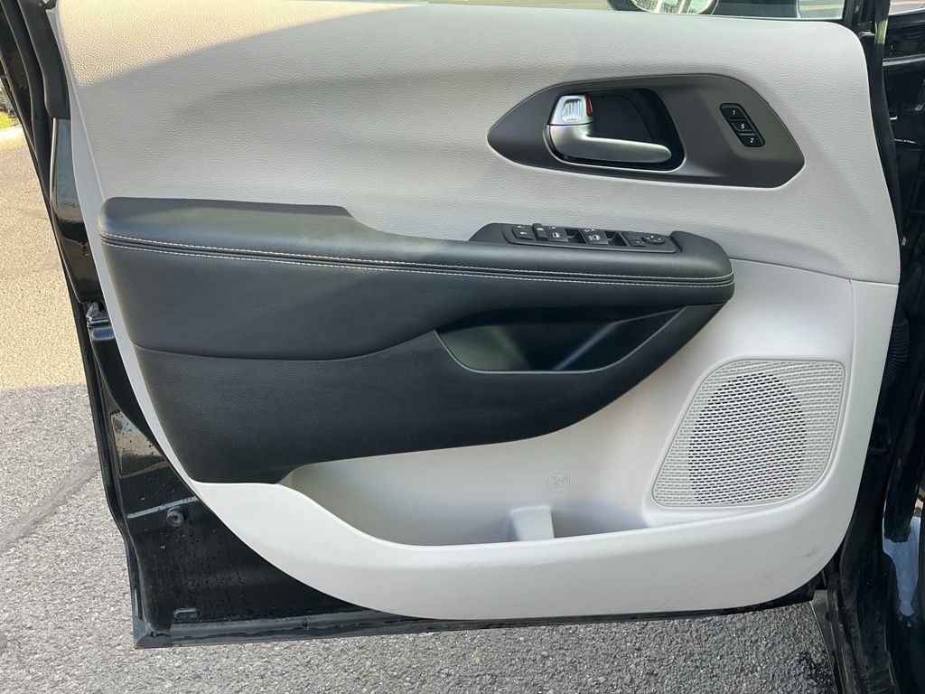 Thumbnail: 2024 Chrysler Pacifica - 19