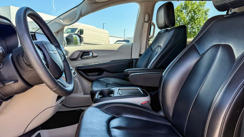 Thumbnail: 2023 Chrysler Pacifica - 10