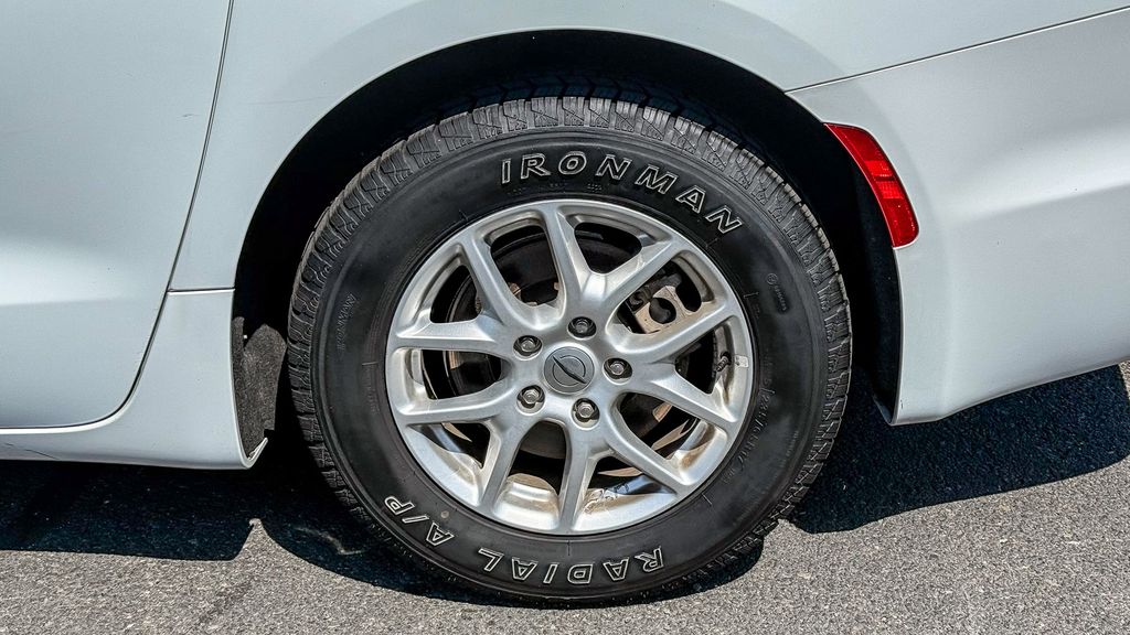 Thumbnail: 2023 Chrysler Pacifica - 6