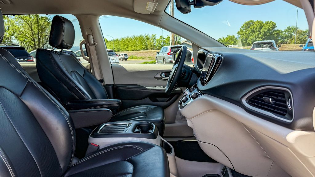 Thumbnail: 2023 Chrysler Pacifica - 9