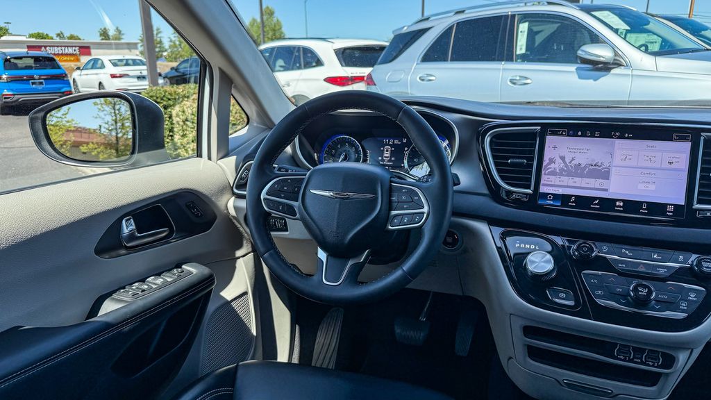 Thumbnail: 2023 Chrysler Pacifica - 8