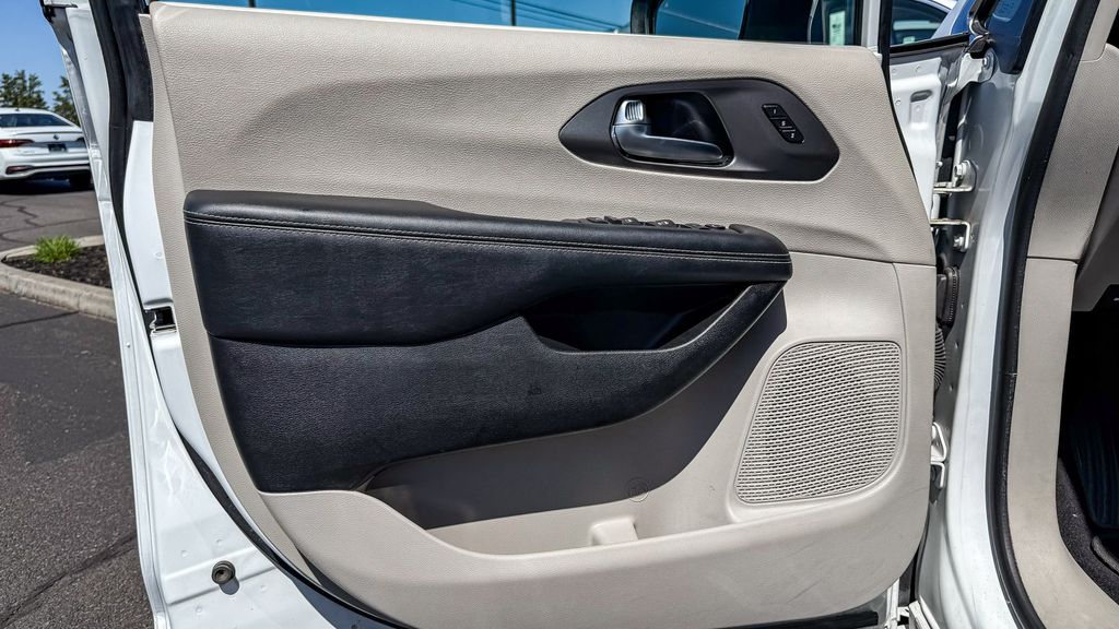 Thumbnail: 2023 Chrysler Pacifica - 24