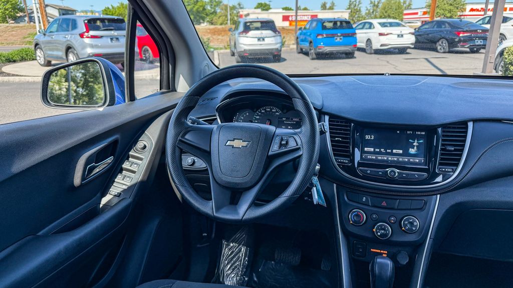 Thumbnail: 2017 Chevrolet Trax - 9