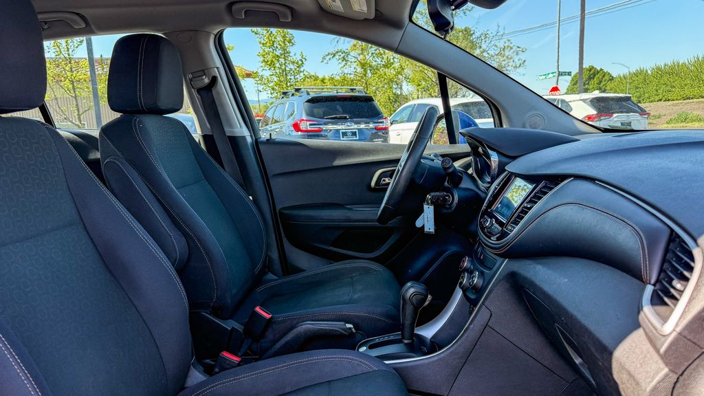 Thumbnail: 2017 Chevrolet Trax - 10