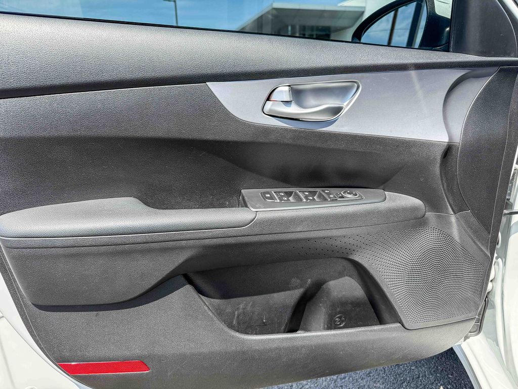 Thumbnail: 2023 Kia Forte - 24