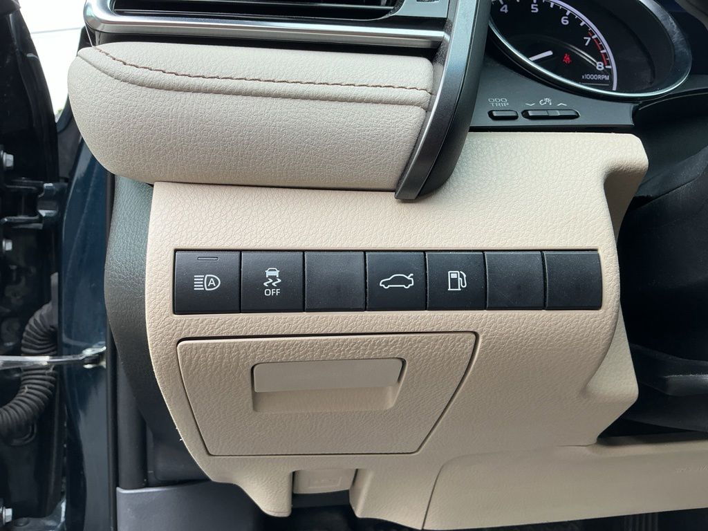 Thumbnail: 2018 Toyota Camry - 13