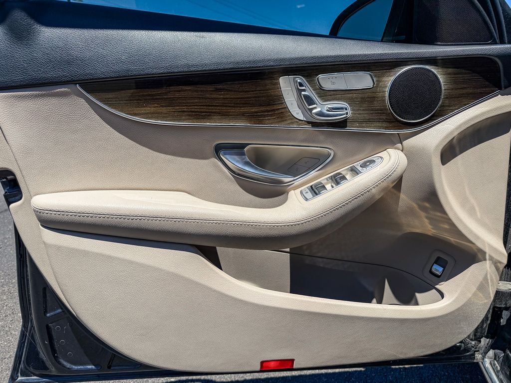 Thumbnail: 2016 Mercedes-Benz C-Class - 23