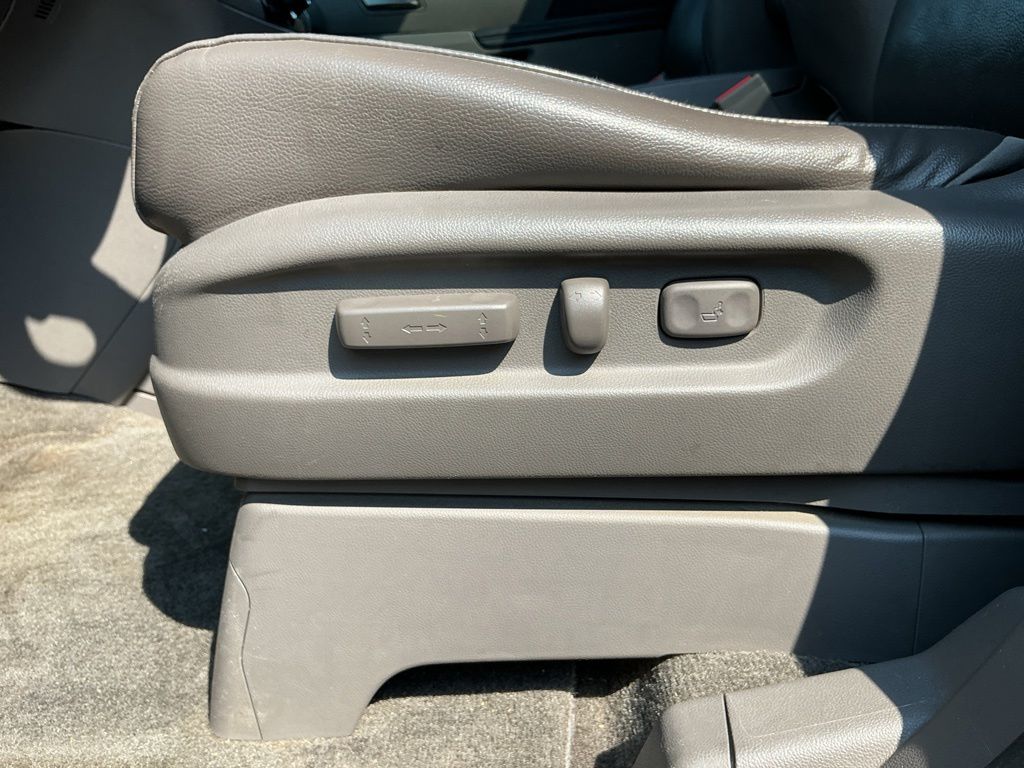 Thumbnail: 2011 Honda Odyssey - 21